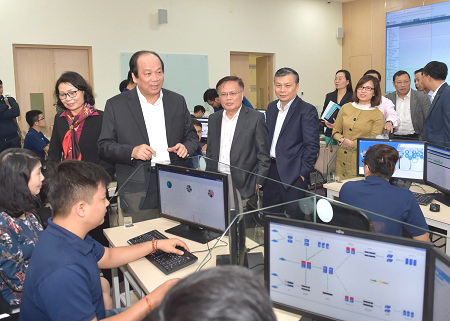 Tổ công tác của Thủ tướng Chính phủ kiểm tra tại Trung tâm Điều hành hệ thống CNTT của BHXH Việt Nam (Ảnh: Chinhphu.vn)
