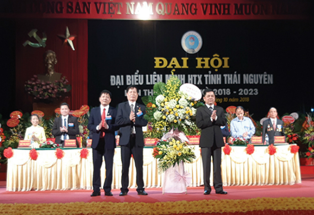 Phó Chủ tịch Nguyễn Văn Thịnh tặng hoa chúc mừng Đại hội