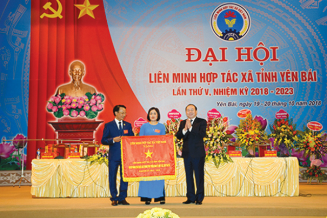 Chủ tịch Nguyễn Ngọc Bảo tặng Cờ thi đua cho Liên minh HTX Yên Bái