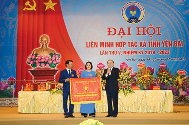 Chủ tịch Nguyễn Ngọc Bảo tặng Cờ thi đua cho Liên minh HTX Yên Bái