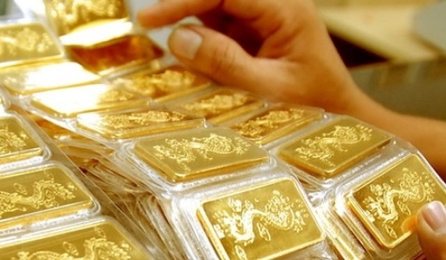 Vàng thế giới hiện có giá 34,42 triệu đồng/lượng, thấp hơn giá vàng SJC khoảng 2,23 triệu đồng/lượng.