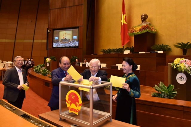 Từ trái qua: Thường trực Ban Bí thư Trần Quốc Vượng, Thủ tướng Nguyễn Xuân Phúc, Tổng Bí thư Nguyễn Phú Trọng và Chủ tịch Quốc hội Nguyễn Thị Kim Ngân bỏ phiếu bầu Chủ tịch nước sáng 23/10 (Ảnh: Duy Linh)