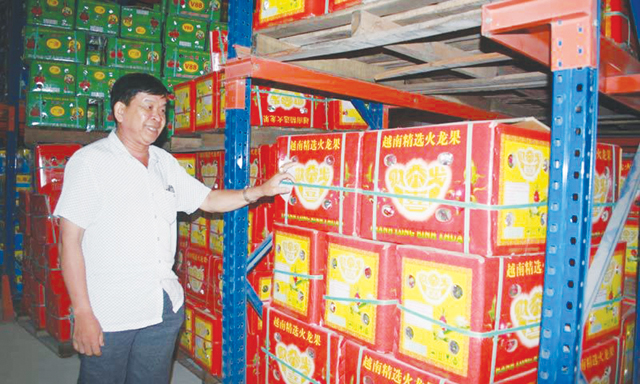 Giám đốc HTX thanh long Tầm Vu Trương Quan An bên lô hàng xuất khẩu