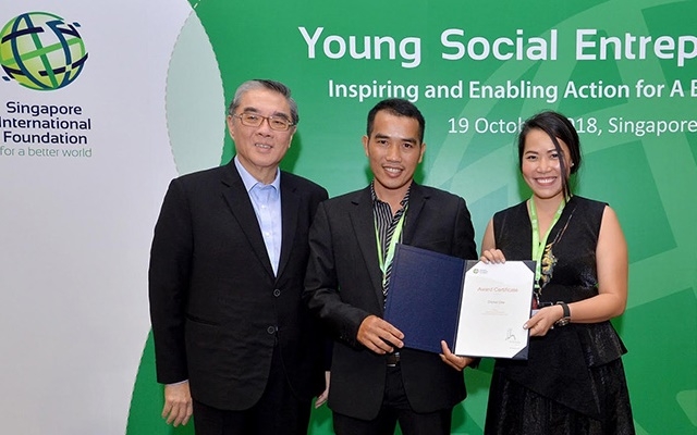 Bicky Nguyễn và Đặng Cao Nam (doanh nghiệp xã hội Cricket One của Việt Nam) vinh dự nhận giải thưởng từ Đại sứ Ong Keng Yong, Chủ tịch Quỹ Quốc tế Singapore (SIF).(Ảnh Internet)