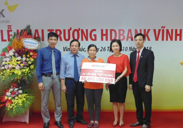 Đại diện HDBank trao tặng 02 căn nhà tình thương cho hộ gia đình khó khăn