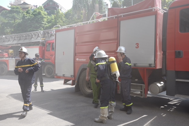 Cảnh sát PCCC và lực lượng tại chỗ đã phối hợp kịp thời giảm thiểu hậu quả đám cháy.