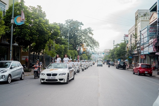 “Binh đoàn” áo trắng mang Royal Park đến khắp các tuyến phố đông đúc của những thành phố đang tăng trưởng mạnh, thu hút sự quan tâm rất lớn từ những người đi đường