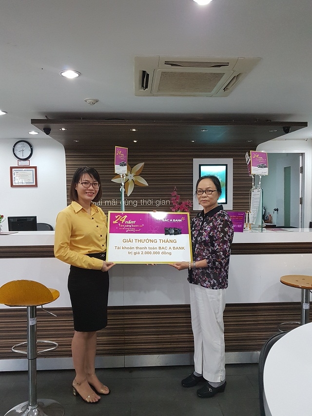 Bà Phạm Thị Lan nhận thưởng từ đại diện Chi nhánh Đà Nẵng