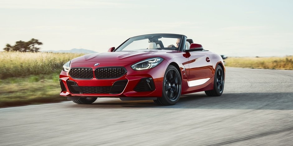 BMW Z4 BMW không thể giấu diếm công chúng về dòng xe roadster huyền thoại mãi được. Hai năm sau khi thông báo kết thúc thế hệ thứ hai của Z4, hãng xe cao cấp của Đức đã hé lộ thế hệ kế nhiệm được chờ đợi từ lâu. Phiên bản mới này từ bỏ mui cứng để giải quyết các vấn đề về trọng lượng. Dưới mui xe, một động cơ sáu xi-lanh sẽ sản sinh công suất 340 mã lực và sẽ đảm bảo tăng tốc 0-100 km/h trong 4,6 giây. BMW đã đặt cược vào việc chăm chút cho hình ảnh của Z4 còn quan trọng hơn cả doanh số bán hàng mà nó mang lại. (Ảnh: BMW)