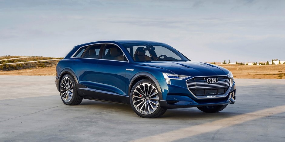 Audi e-tron Nói lời phải giữ lấy lời! Ba năm sau khi chiếc xe concept đầy tham vọng được giới thiệu ở Frankfurt, Audi cuối cùng đã công bố chiếc SUV chạy hoàn toàn bằng điện. Audi e-tron đạt công suất 190 mã lực trên trục sau, có thể được bổ sung 170 mã lực ở trục trước nếu lái xe chuyển sang chế độ 4x4. Phạm vi hoạt động là 400 km (tiêu chuẩn WLTP) và thời gian tăng tốc từ 0 đến 100 km/h trong 5,7 giây. (Ảnh: Audi)