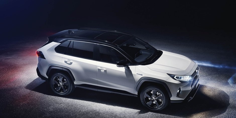 Toyota Rav4 Là mẫu xe đầu tiên mở đường cho phân khúc xe SUV từ năm 1994 trước khi bị Nissan Qashqai soán ngôi dẫn đầu... Rav4 đã trở lại với thế hệ thứ năm bùng nổ hơn, các đường nét thậm chí còn cứng cáp và góc cạnh hơn, phù hợp với C -HR, và với một phong cách mạnh mẽ hơn nhiều. Chiếc SUV đầy tham vọng này sẽ đổ bộ ra thị trường vào đầu năm 2019 chỉ duy nhất một phiên bản hybrid. Thêm sự táo bạo cho Rav4 khi Toyota đã quyết định không thương mại hóa dòng xe chạy bằng động cơ diesel vào cuối năm 2018. (Ảnh: Toyota)