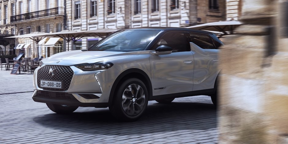 DS3 Crossback Chính với chiếc SUV nhỏ này mà thương hiệu cao cấp của Pháp hy vọng sẽ đạt được doanh số bán hàng đáng kể. Với chiều dài 4,12 mét, Crossback tiếp tục phong cách DS3, nhất là sử dụng vây cá mập, và có thể tạo ra các phiên bản hai màu. Paris motor show 2018 là triển lãm đầu tiên cho dòng xe vận hành hoàn toàn bằng điện của hãng PSA (Pháp). Với mẫu xe này, DS hy vọng sẽ cạnh tranh với Audi Q2 và Mini Countryman. (Ảnh: PSA)