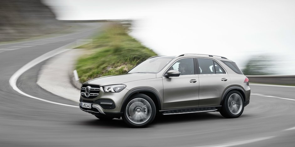 Mercedes GLE Mercedes GLE được thiết kế dựa trên phiên bản ML trước đây. Hãng đã đổi mới chiếc SUV thế hệ trước chỉ bốn năm sau đó. GLE mới lần đầu tiên bổ sung thêm hàng ghế thứ ba (chiều dài của xe tăng thêm 10 cm, thành 4,91 mét) và thích hợp cho các chuyến đi nghỉ gia đình (xe 7 chỗ ngồi ngày càng có nhu cầu sử dụng nhiều hơn). Với chiếc SUV cỡ lớn, Mercedes muốn cạnh tranh với BMW X5 và Audi Q7. Trong thực tế, GLE đang mở đường cho một chiếc GLE coupé mới, viết tiếp câu chuyện thành công của Mercedes trong những năm gần đây. (Ảnh: Mercedes)