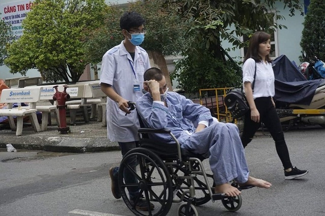 Nếu trước đây, công việc di chuyển bệnh nhân là của người thân bệnh nhân, nay là việc của điều dưỡng viên