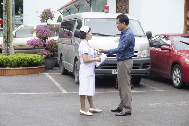 PV phỏng vấn bà Phạm Thị Liễu - Điều dưỡng viên trưởng Bệnh viện Việt - Tiệp Hải Phòng về những đổi mới trong cung cách phục vụ bệnh nhân của đội ngũ điều dưỡng viên