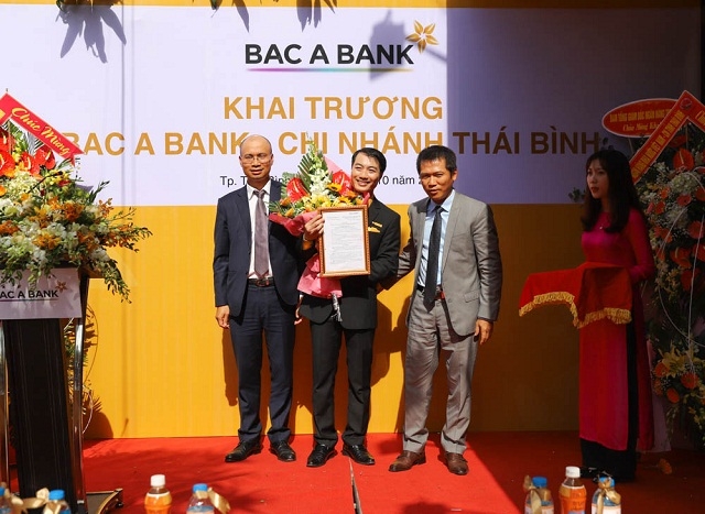 Ban lãnh đạo BAC A BANK trao Quyết định thành lập Chi nhánh Thái Bình