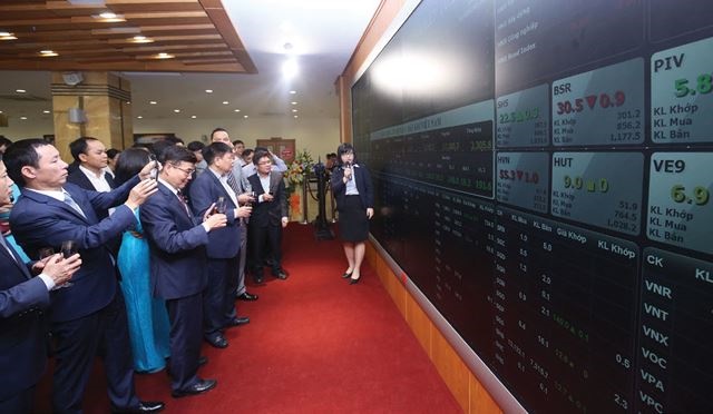 Đấu giá cổ phần trên HNX (Ảnh: Internet)