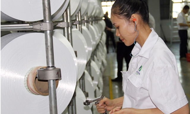 Công nhân vận hành dây chuyền sản xuất sợi DTY tại NMXS Đình Vũ