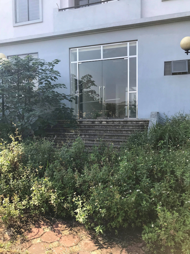 Cửa chính vào bị khoá và bỏ hoang đã lâu