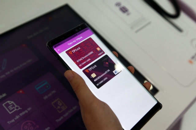 Để rút tiền bằng QR Code trên máy ATM, LiveBank, khách hàng chỉ cần nhúng tài khoản thẻ vào ứng dụng QuickPay