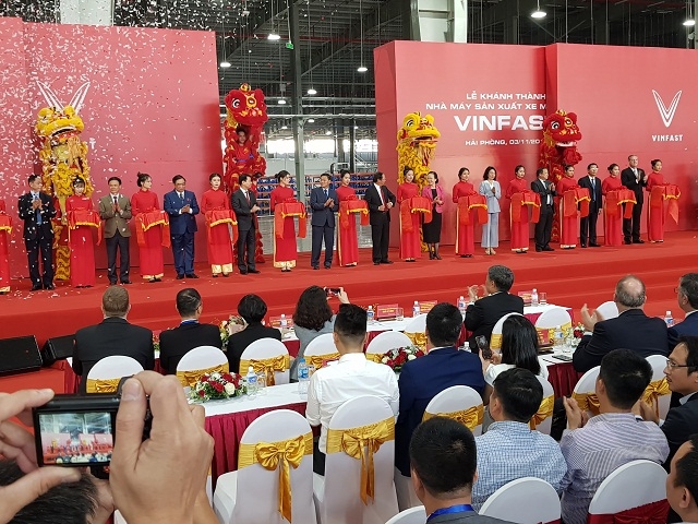 Cắt băng khánh thành nhà máy