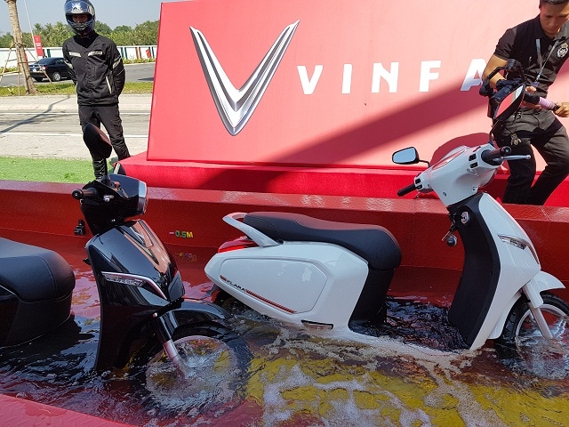 Ngâm dưới nước sâu 50cm trong vòng 30 phút và chạy bình thường