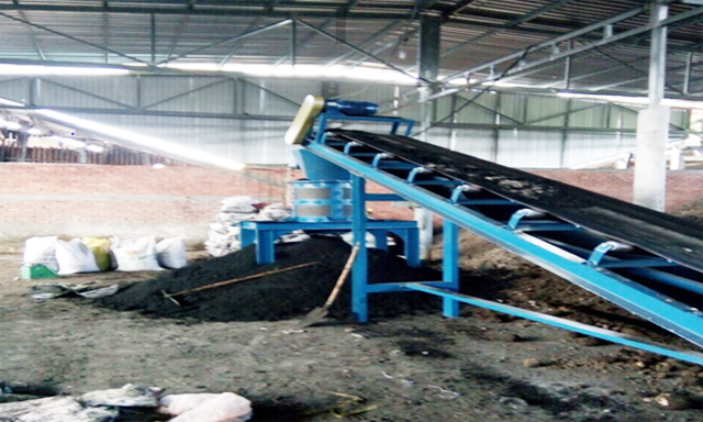 Băng tải vận chuyển rác do Coste hỗ trợ HTX