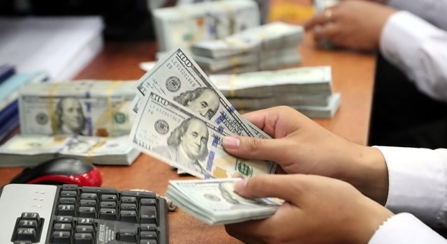 Ngân hàng Nhà nước niêm yết giá bán ra USD ở mức 23.355 đồng/USD, giảm 4 đồng so cùng thời điểm cuối tuần trước.