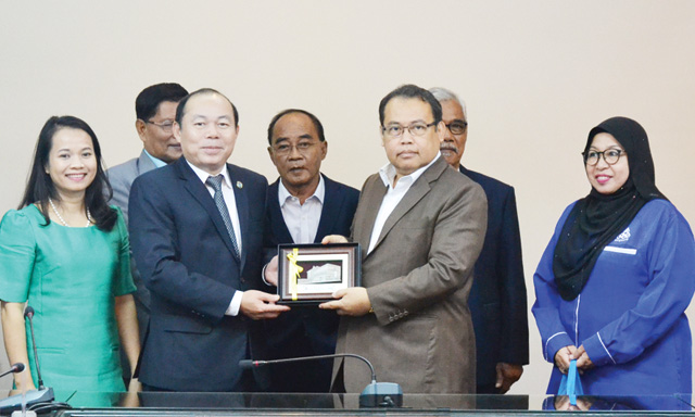 Chủ tịch Liên minh HTX Việt Nam Nguyễn Ngọc Bảo và Chủ tịch ANGKASA Dato Hj Abdul Fattah Bin Abdullah trao quà lưu niệm