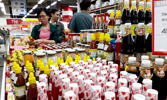 Hàng Việt khó cạnh tranh với hàng ngoại khi còn rào cản thủ tục