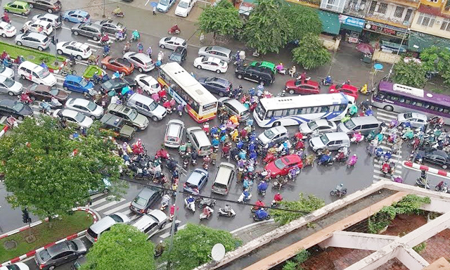 Ùn tắc giao thông và ô nhiễm môi trường ở Hà Nội ngày càng trầm trọng