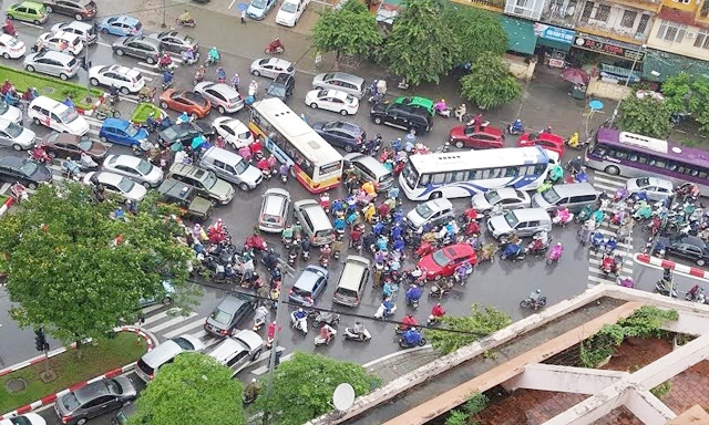 Ùn tắc giao thông và ô nhiễm môi trường ở Hà Nội ngày càng trầm trọng