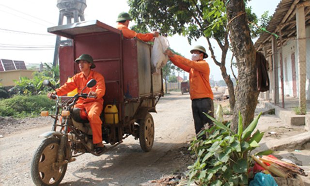 Đội dịch vụ môi trường Khánh Phú thu gom rác thải trong khu dân cư