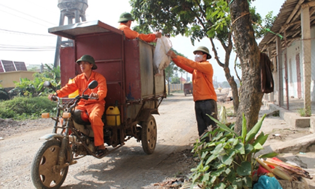 Đội dịch vụ môi trường Khánh Phú thu gom rác thải trong khu dân cư