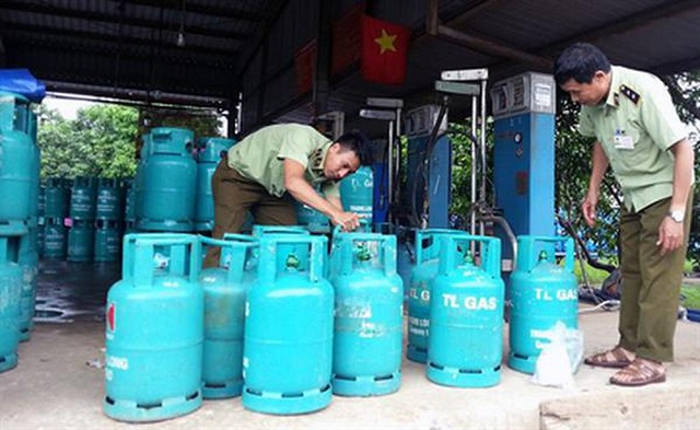 Lực lượng quản lý thị trường kiểm tra các bình gas bị các cơ sở làm ăn phi pháp sang chiết trái phép