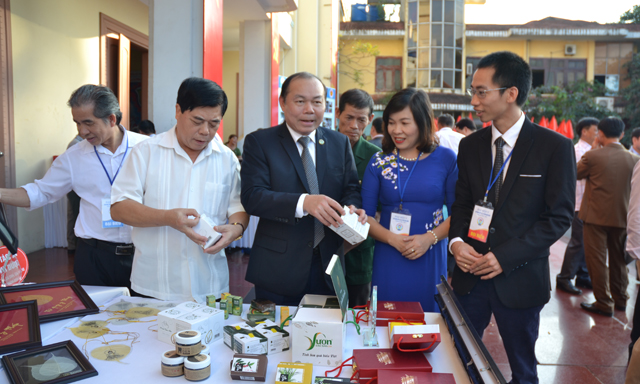 Chủ tịch Nguyễn Ngọc Bảo tham quan các gian hàng tại Đại hội