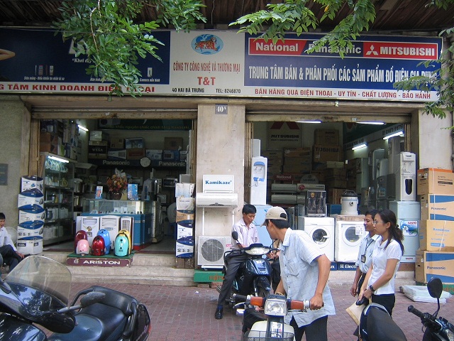 Công ty Công nghệ và Thương mại T&T thời kỳ đầu thành lập, chuyên phân phối các sản phẩm điện tử điện lạnh của các thương hiệu nổi tiếng.