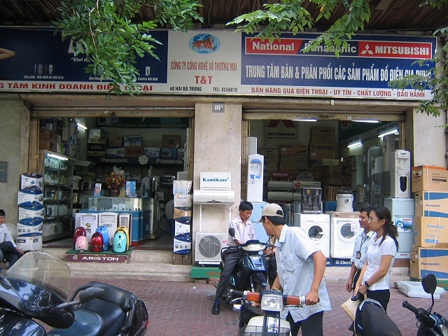 Công ty Công nghệ và Thương mại T&T thời kỳ đầu thành lập, chuyên phân phối các sản phẩm điện tử điện lạnh của các thương hiệu nổi tiếng.