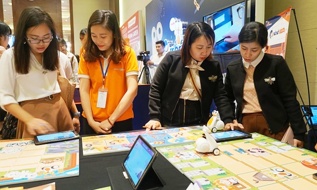 Khách hàng tham quan các gian hàng triển lãm bên lề Hội thảo