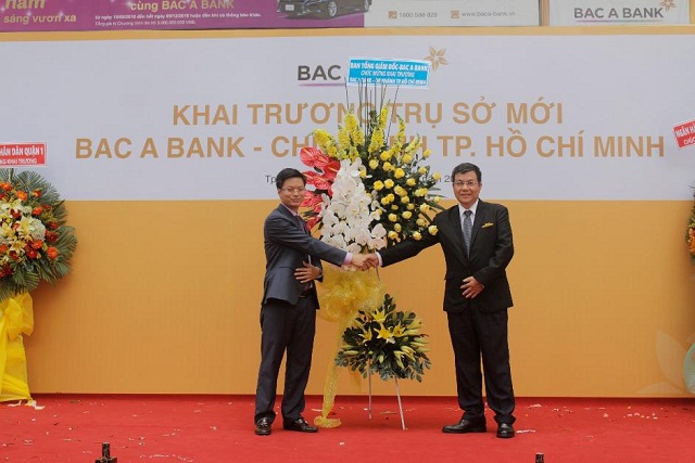 Đại diện BAC A BANK - CN TP. Hồ Chí Minh nhận hoa chúc mừng từ Ban TGĐ