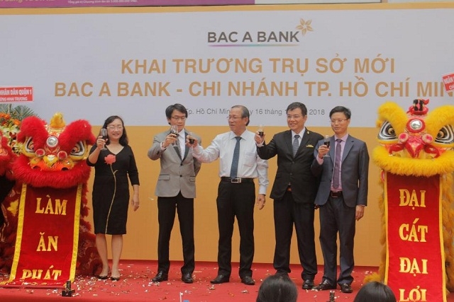 Đại diện NHNN, BAC A BANK và Khách hàng nâng ly chúc mừng sự kiện khai trương