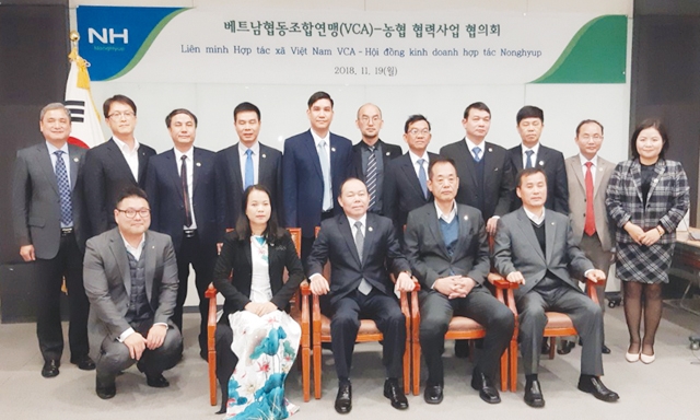 Đoàn công tác chụp ảnh kỷ niệm cùng NACF