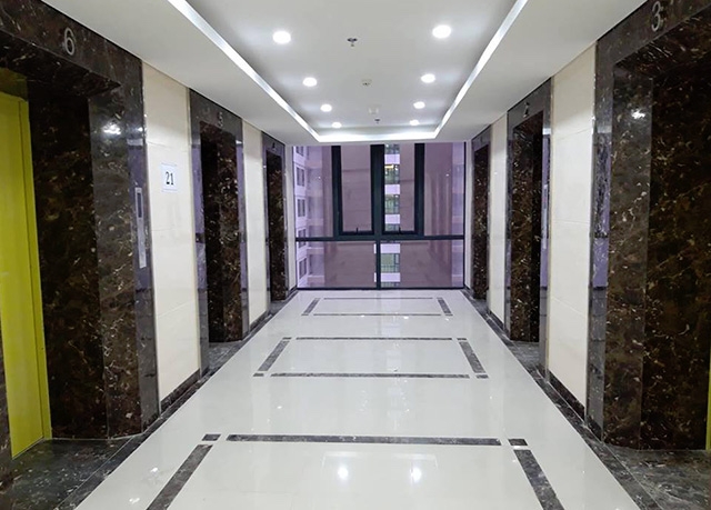 Tầng 21 đủ 6 cửa thang máy hoạt động