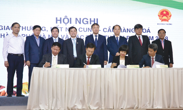 Phó Chủ tịch Liên minh HTX Việt Nam Nguyễn Văn Thịnh chứng kiến lễ ký