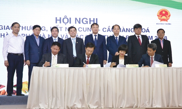 Phó Chủ tịch Liên minh HTX Việt Nam Nguyễn Văn Thịnh chứng kiến lễ ký