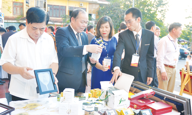 Chủ tịch Liên minh HTX Việt Nam Nguyễn Ngọc Bảo tham quan triển lãm sản phẩm của HTX tại Ninh Bình