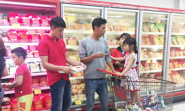 Các DN triển khai quầy dùng thử sản phẩm tại nhiều siêu thị nhằm thu hút khách hàng