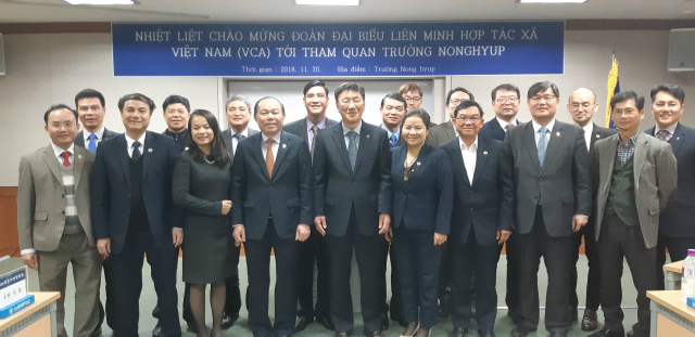 Đoàn công tác VCA chụp ảnh lưu niệm tại trường Nonghyup