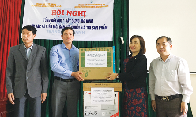 Trung tâm các chương trình KT-XH bàn giao máy tính, máy in hỗ trợ cho HTX