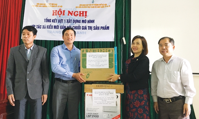 Trung tâm các chương trình KT-XH bàn giao máy tính, máy in hỗ trợ cho HTX